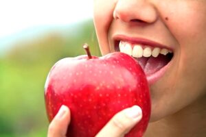 الفرق بين زراعة الاسنان و تركيب الاسنان